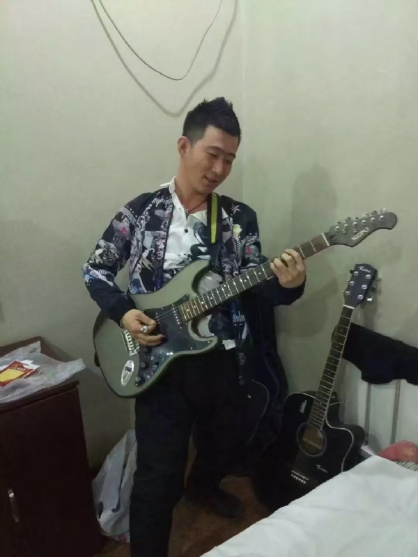 小吉他的第一张照片--泰州相亲服务中心