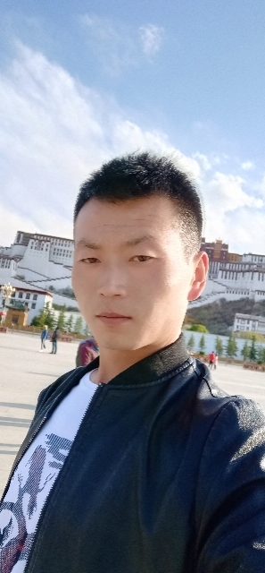 阳光下的小草的第一张照片--泰州相亲服务中心