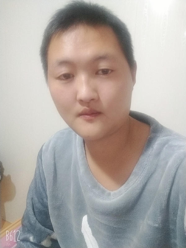 烟圈里透着伤的第一张照片--泰州相亲服务中心
