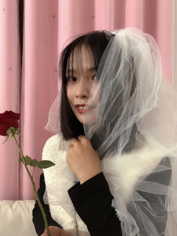 持紫菜包饭的女孩的第一张照片--泰州相亲服务中心