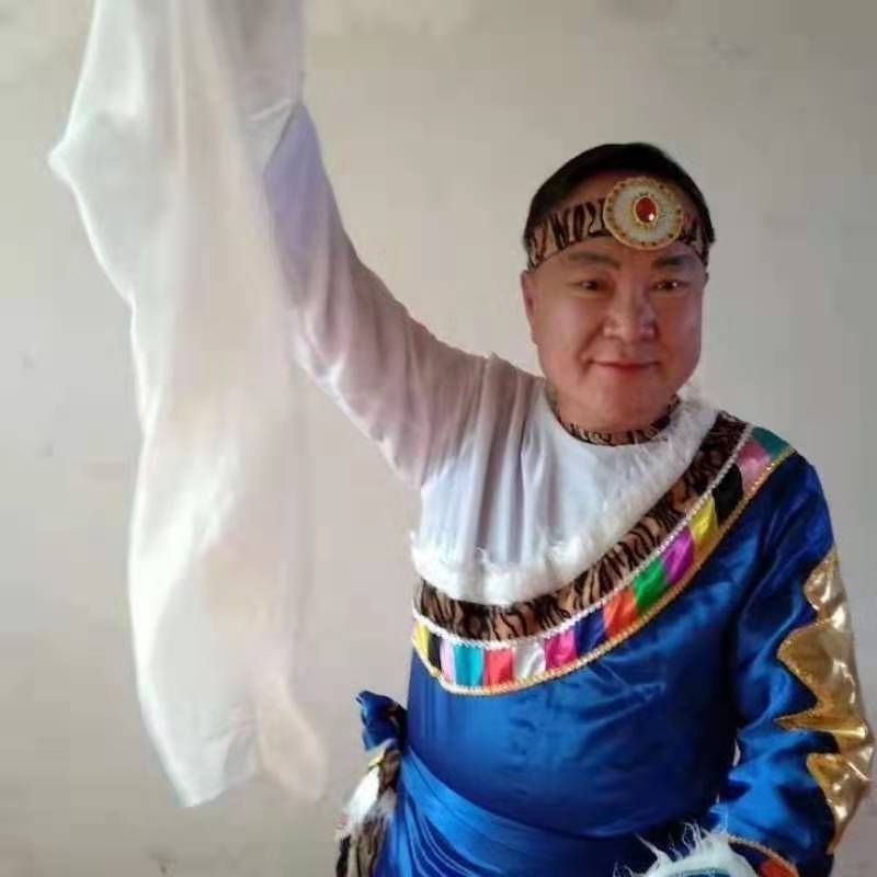 走在冷风中的第一张照片--泰州相亲服务中心