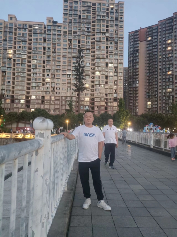 寂寞的男人的第一张照片--泰州相亲服务中心