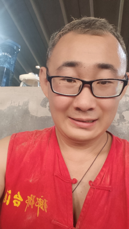 黑黑一笑的第二张照片--泰州相亲服务中心