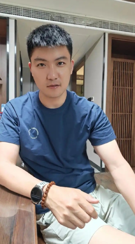 大鹏展翅的第一张照片--泰州相亲服务中心